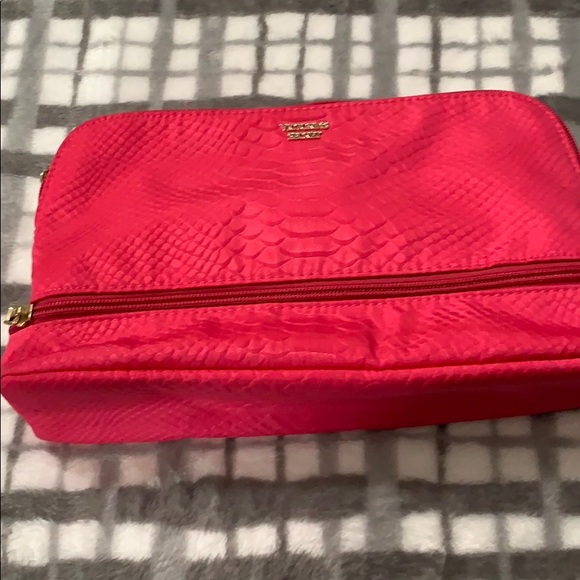 BUNDLE: makeup bag, brushes and lashes - Picture 2 of 9